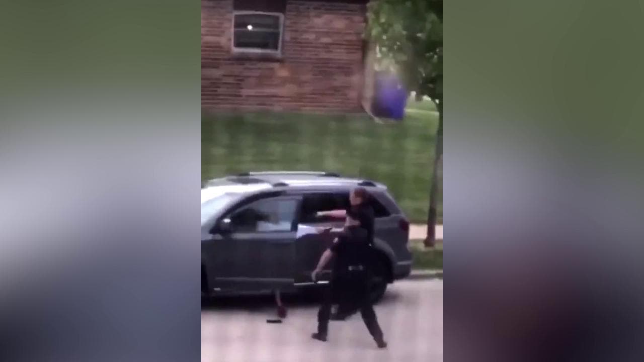 Wisconsin, poliziotto spara alle spalle a un afroamericano davanti ai suoi figli: le immagini riprese con un telefono