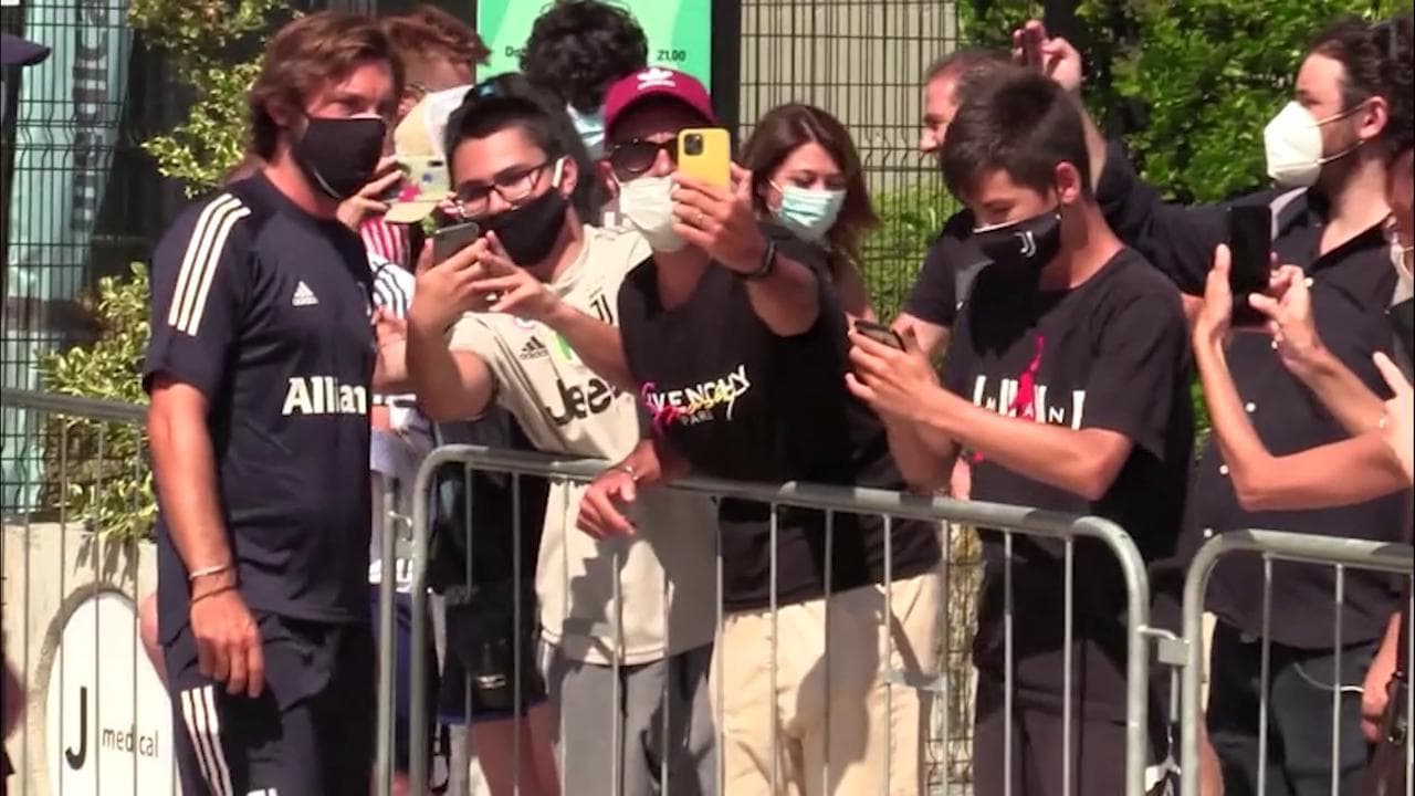 Juventus, il primo giorno da allenatore di Andrea Pirlo: autografi e selfie con i tifosi