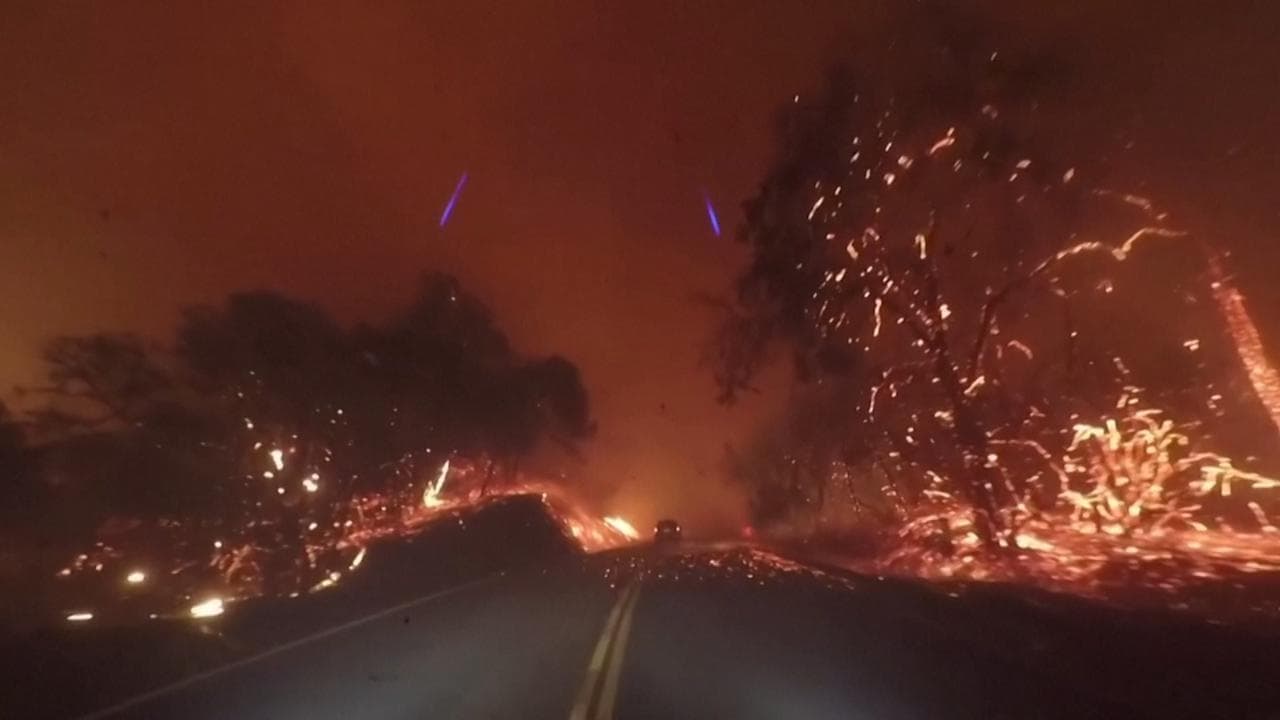 Incendi in California, in auto tra le fiamme: il video della fuga in soggettiva