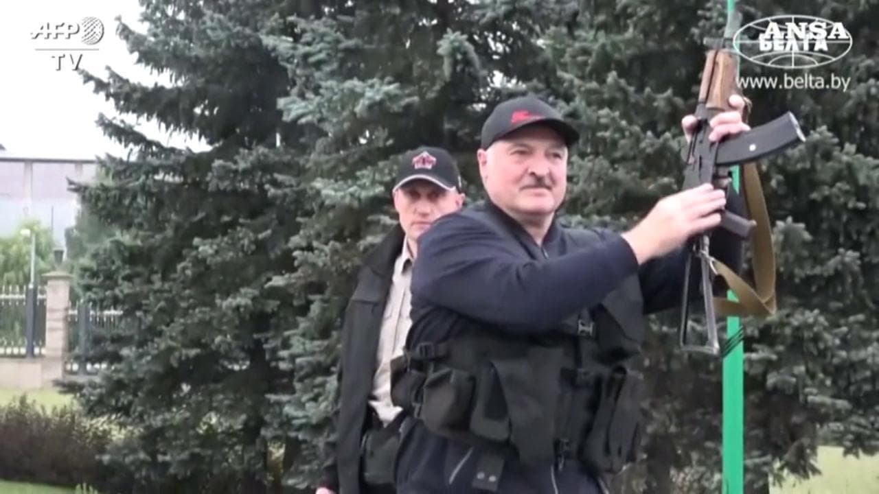 Bielorussia, l'arrivo a Minsk di Lukashenko: porta con sé il fucile