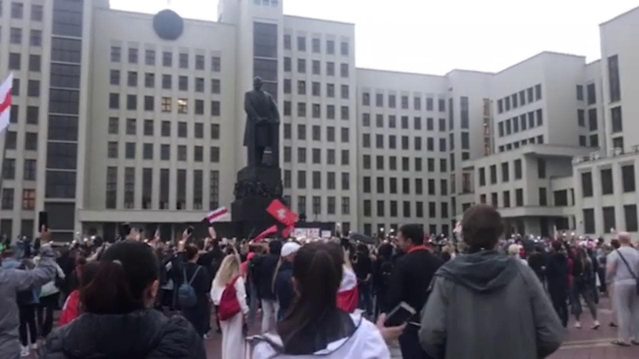 Minsk, il raduno serale in piazza Indipendenza: "Insieme contro Lukashenko"