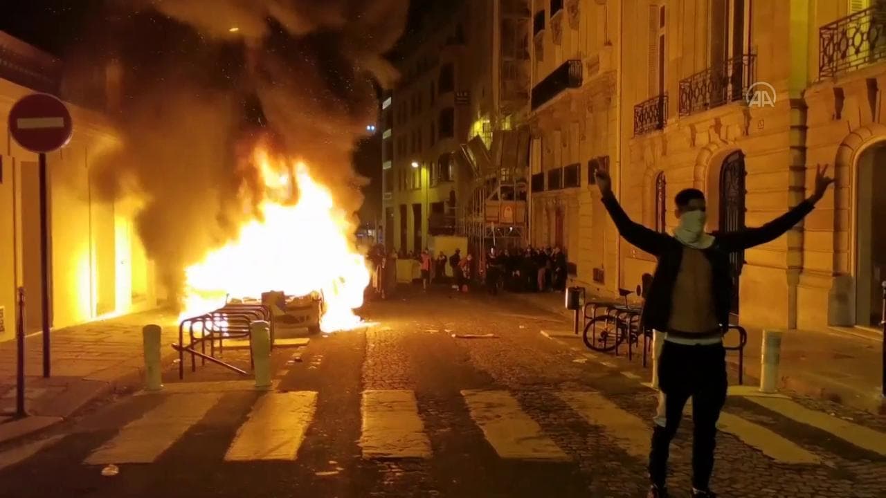 Champions League, gli ultrà del Psg scatenati: a Parigi auto in fiamme e scontri con la polizia