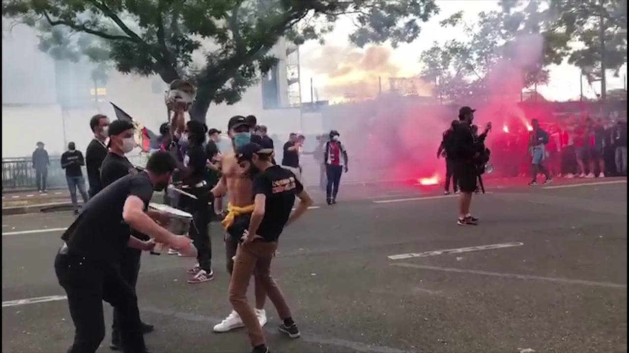 Champions League, Paris Saint-Germain in finale: migliaia di tifosi festeggiano fuori dallo stadio
