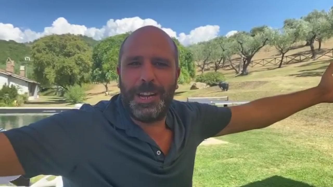 Checco Zalone ai ragazzi del Cinema America: "So che guardate il mio film: fate i bravi, con la mascherina"