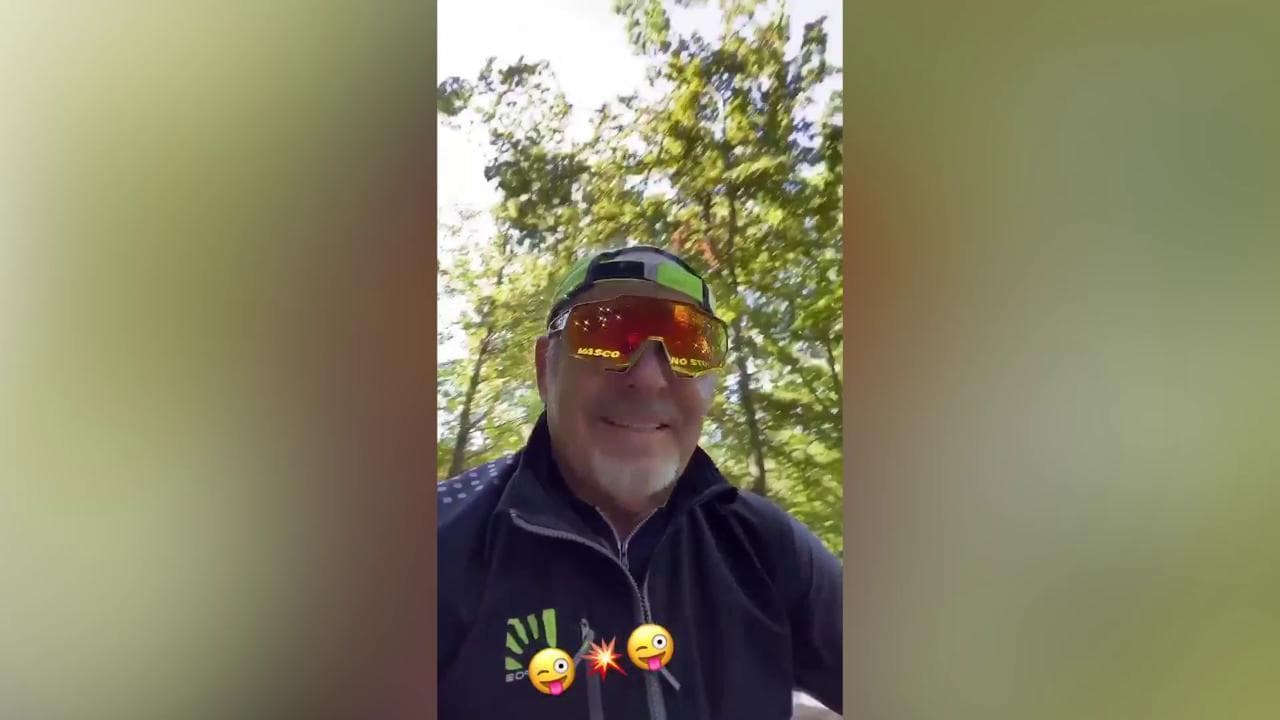 Covid, Vasco Rossi in bici inveisce contro i negazionisti: "F... voi! Terrapiattisti del c..."