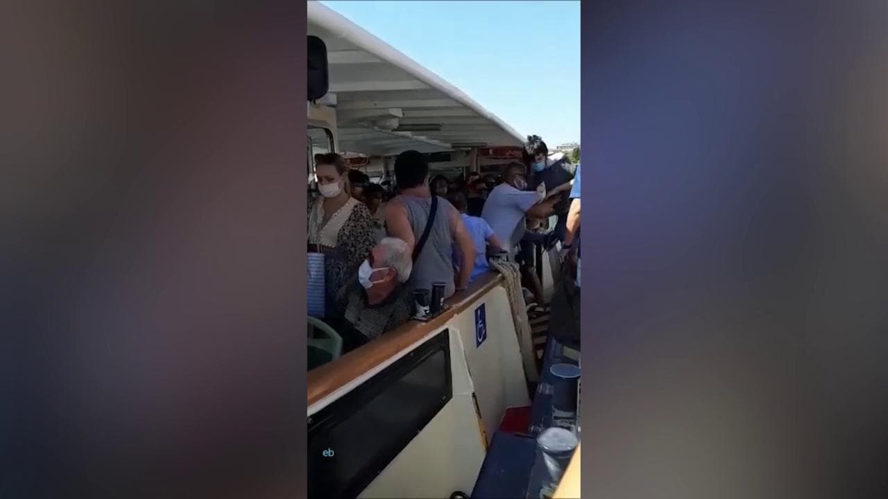 Venezia, turista si toglie la mascherina nel vaporetto strapieno: preso a pugni dai passeggeri
