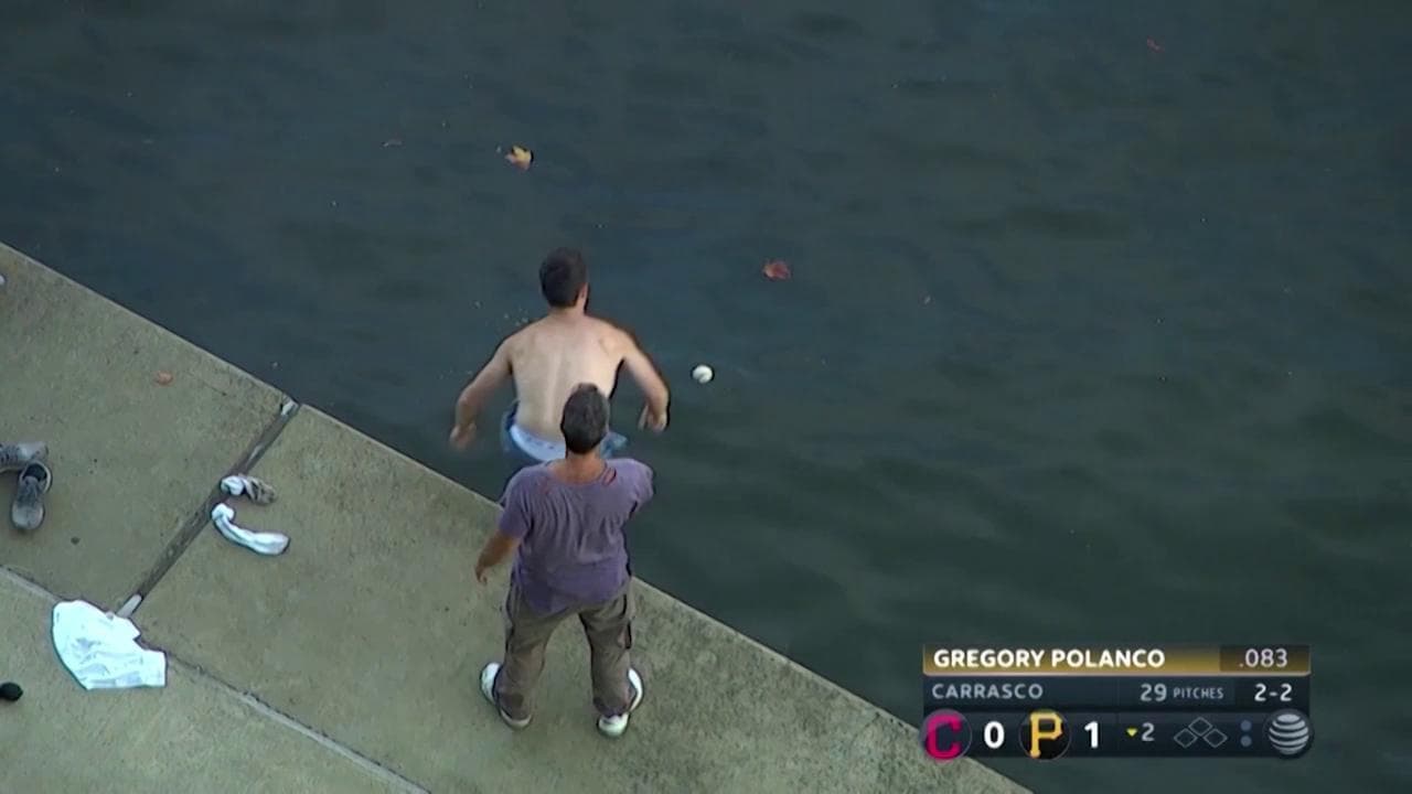 Baseball, durante il match la palla finisce nel fiume: il tifoso esce dallo stadio e si tuffa