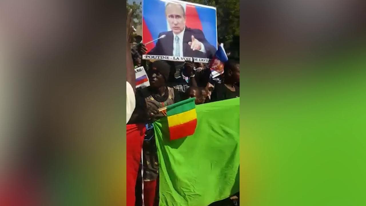 Le mani della Russia sul Mali: quando a Bamako si manifestava con le foto di Putin
