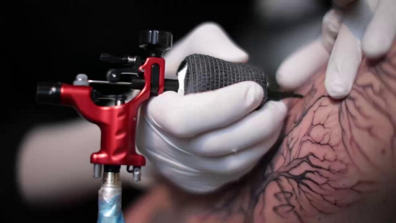 Poliziotta sospesa per un tatuaggio, ecco perché un disegno sulla pelle è incompatibile con la divisa