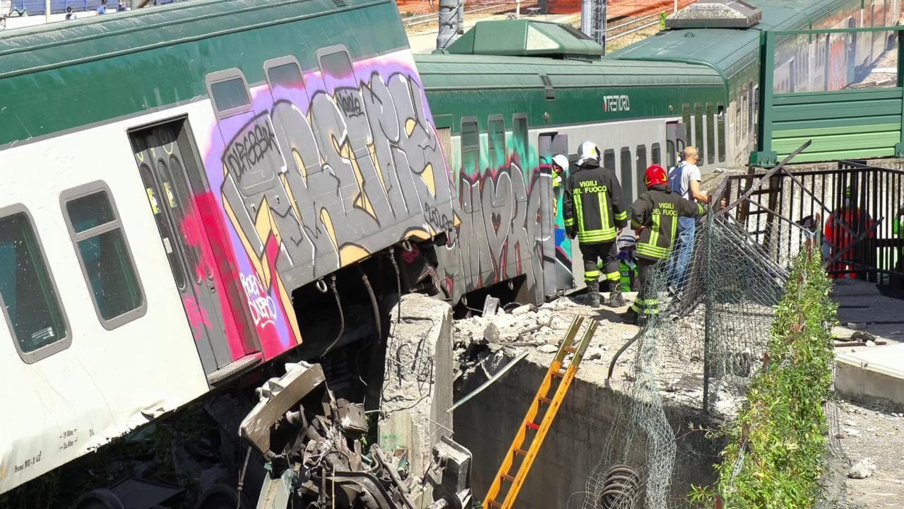 Treno deraglia a Carnate: i vagoni rovesciati visti da vicino
