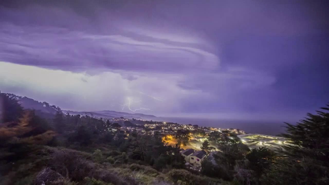 California, migliaia di fulmini nella notte: la tempesta in timelapse