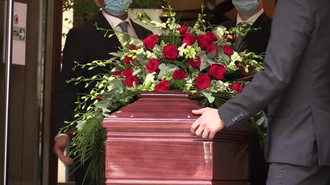 Romiti, l'arrivo del feretro alla camera ardente accompagnato dai figli