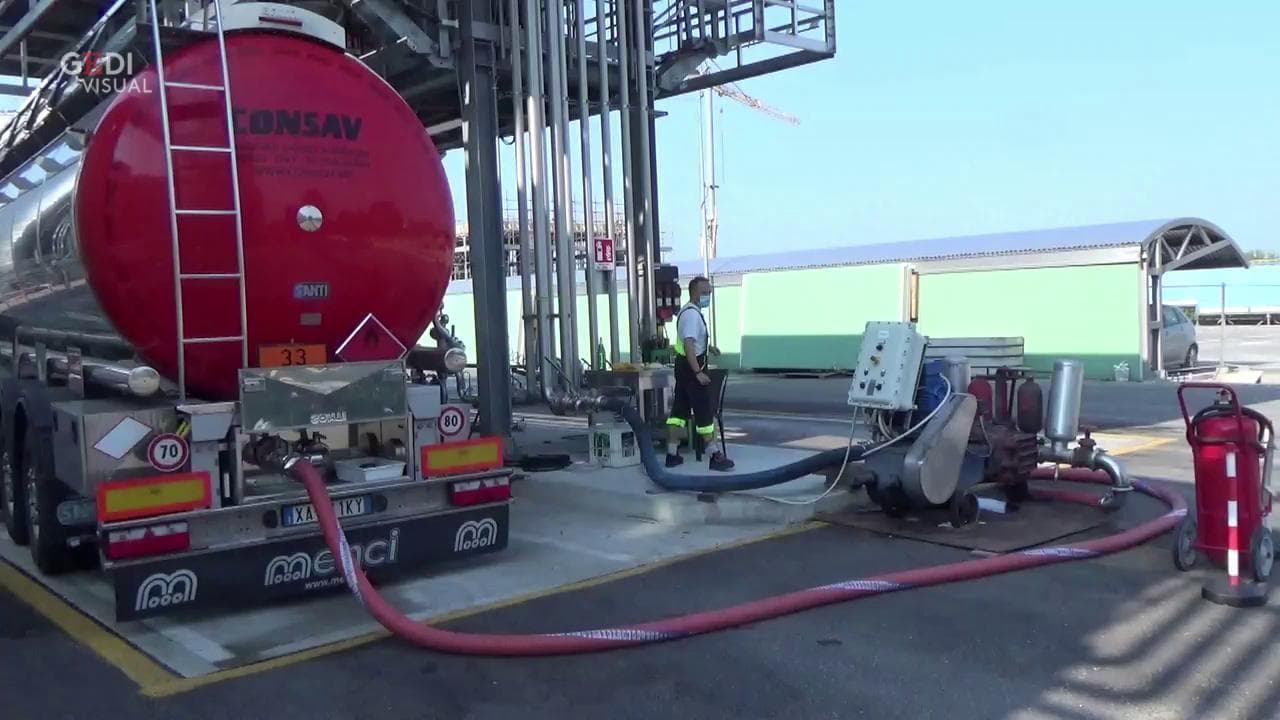 Troppe bottiglie nelle cantine: così il vino invenduto si trasforma in gel disinfettante