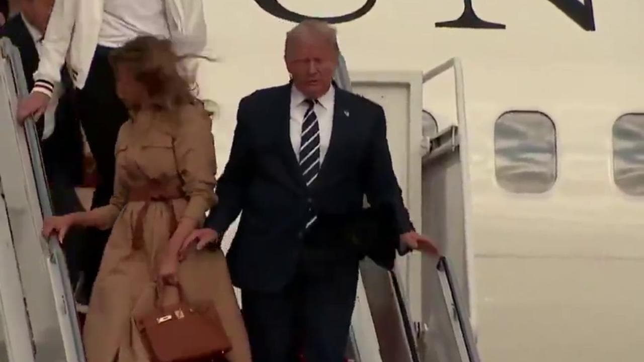 Trump per la prima volta in pubblico con la famiglia dall'inizio della pandemia, Melania non gli dà la mano