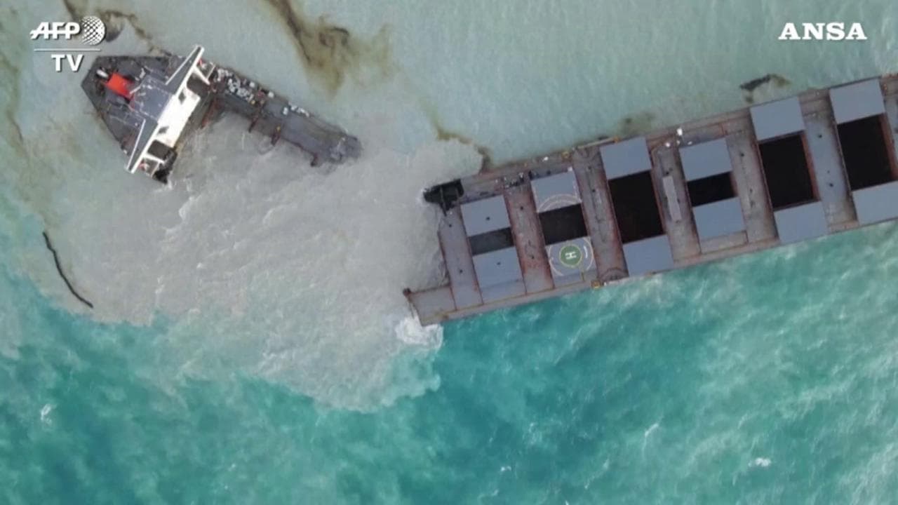 Mauritius, si spezza in due cargo incagliato nella barriera corallina: mille tonnellate di petrolio in mare