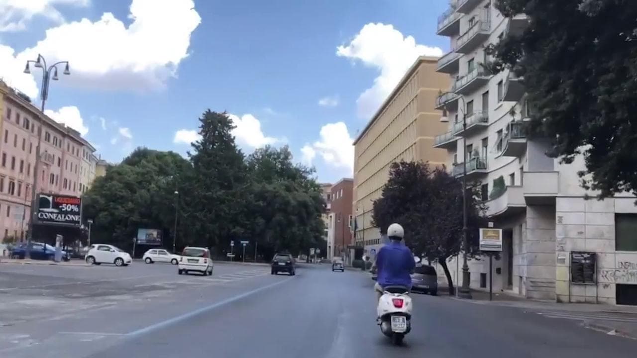 Come in 'Caro Diario': Nanni Moretti torna in Vespa per le strade deserte di Roma