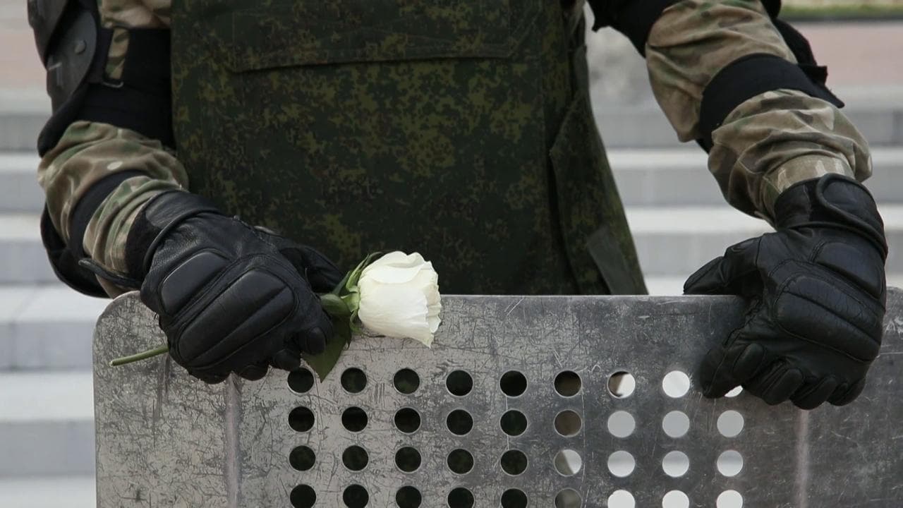 Bielorussia, le forze armate abbassano gli scudi in solidarietà con i manifestanti