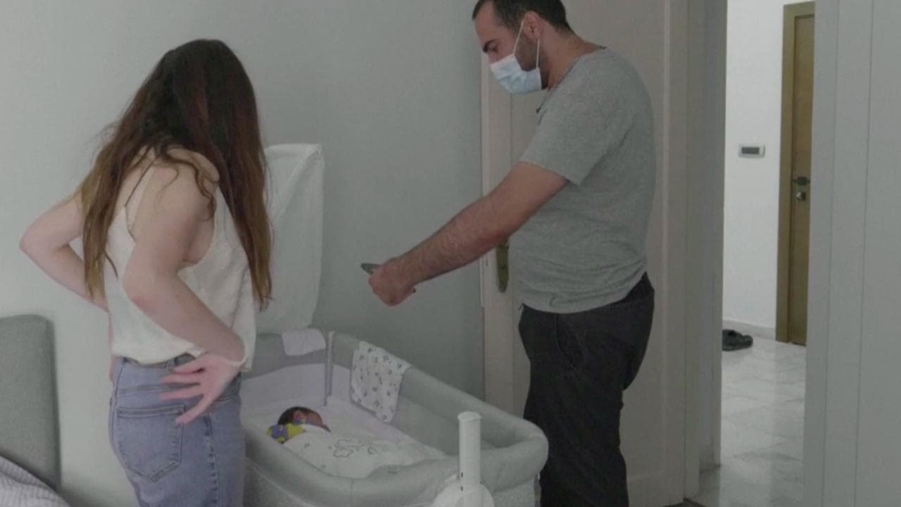 Beirut, il bambino simbolo dell'esplosione a casa con i genitori. Il padre: "Abbiamo pianto e riso per giorni"