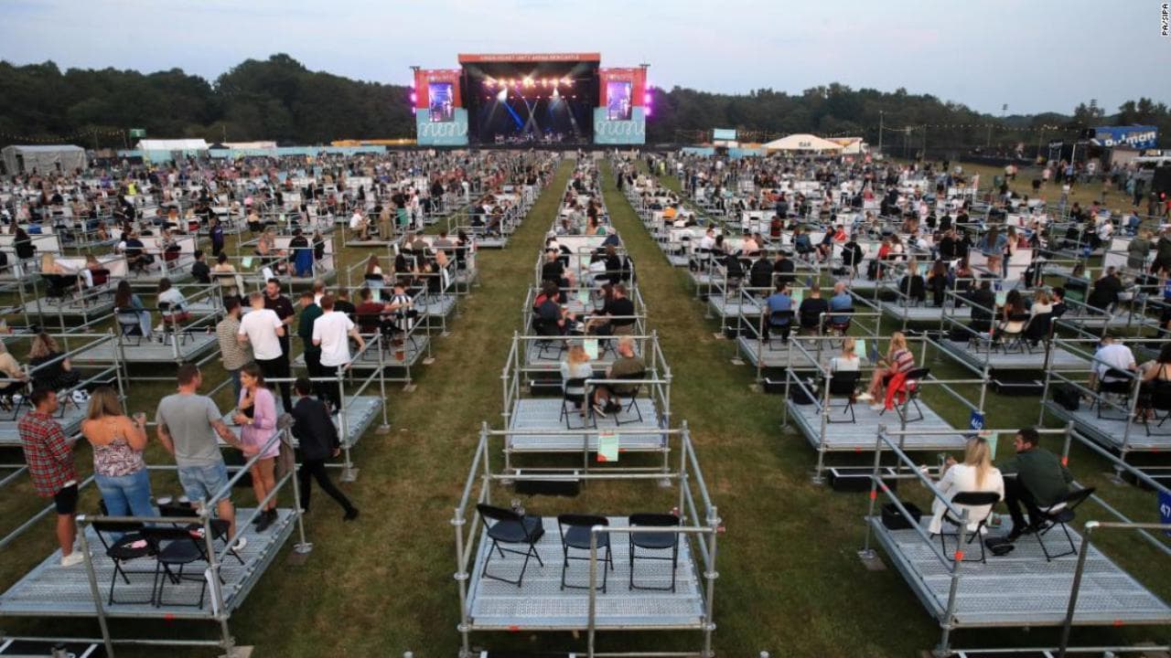 Gb, il primo concerto con distanziamento sociale: a Newcastle spettatori divisi tra 500 piattaforme