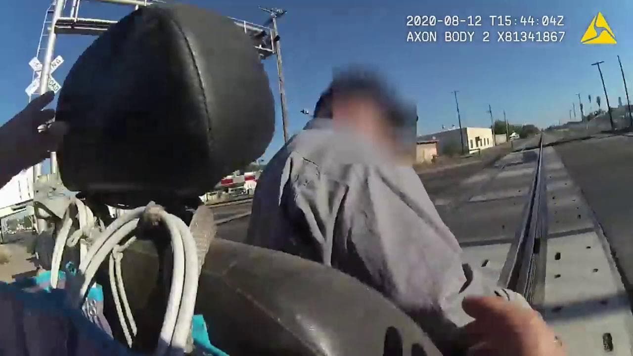 California, uomo sulla sedia a rotelle bloccato sui binari: poliziotta lo salva all'ultimo secondo
