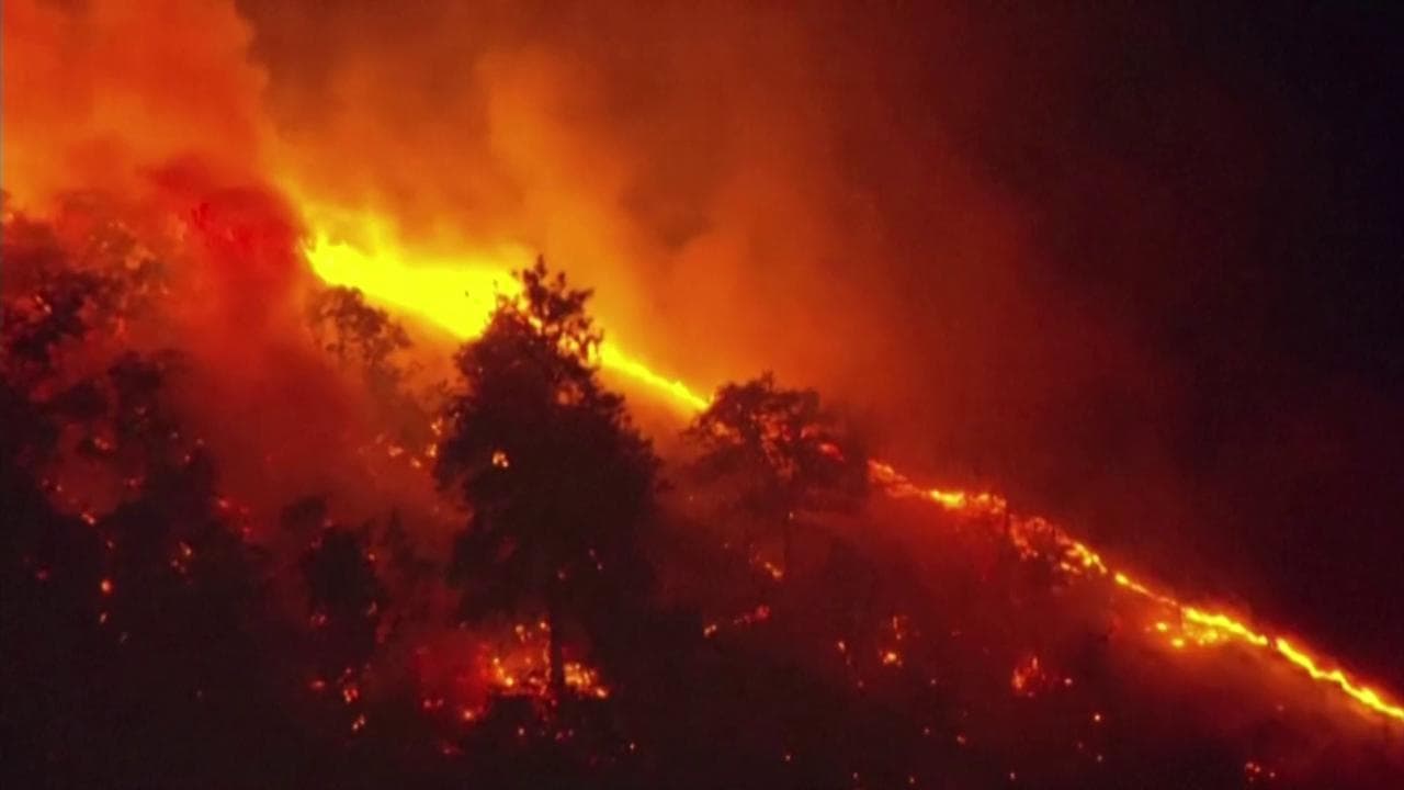 Usa, un incendio brucia migliaia di acri in California: enorme nuvola di fumo sul lago Hughes
