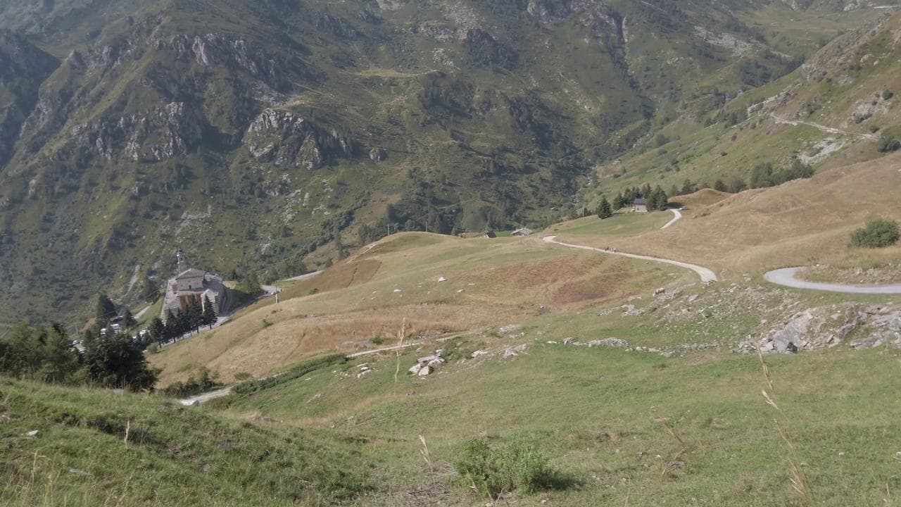 Incidente nel Cuneese, il burrone dove è finita l'auto uscita di strada