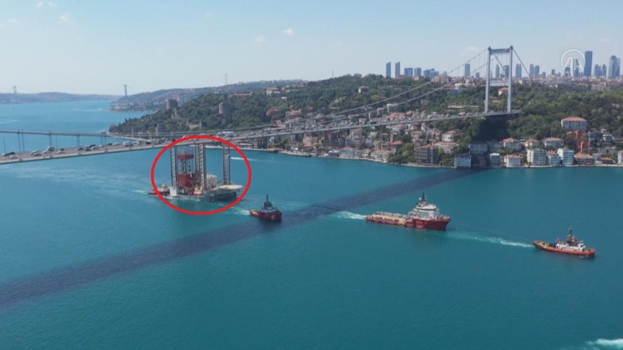 Istanbul, la piattaforma petrolifera passa sotto il ponte: il trasporto eccezionale sul Bosforo