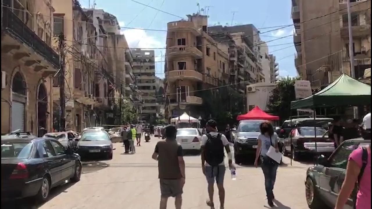 Beirut, l'aiuto dei giovani tra i palazzi sventrati e le case senza porte e finestre