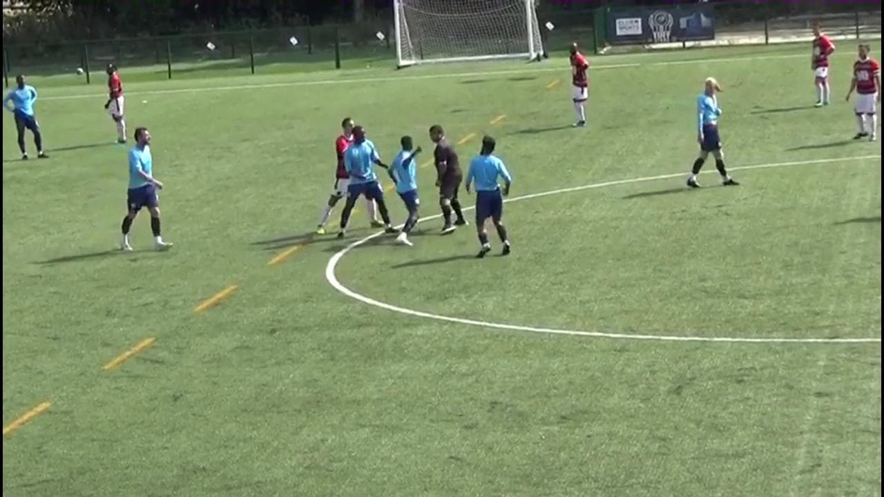 Londra, arbitro preso a pugni in faccia durante un'amichevole: calciatore licenziato dal club