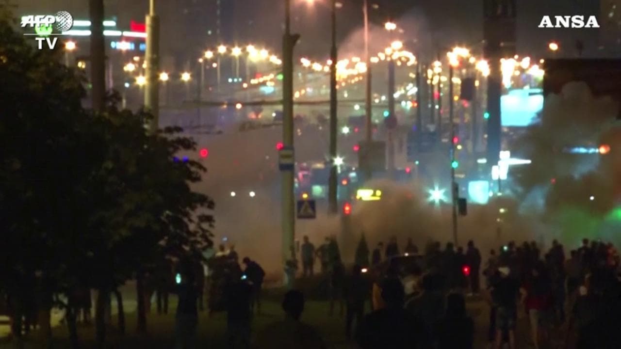 Bielorussia, seconda notte di proteste a Minsk: scontri tra manifestanti e polizia
