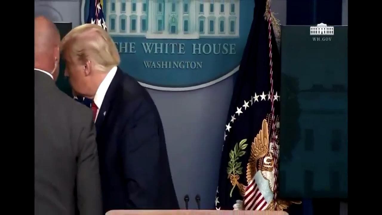 Trump scortato fuori dalla conferenza stampa dal Secret Service