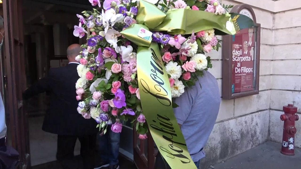 Franca Valeri, l'omaggio a distanza di Sophia Loren: rose rosa e orchidee per la camera ardente