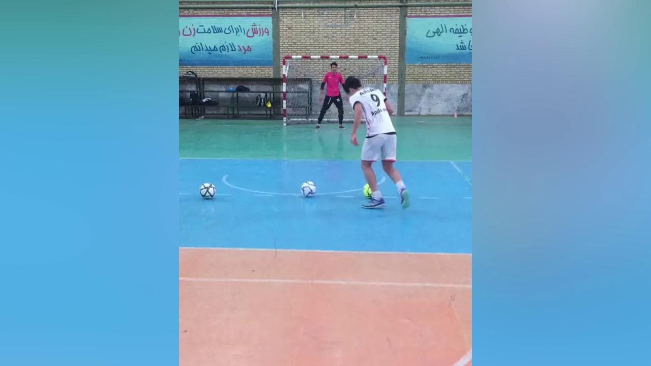 Bicicletta e rovesciata: l'allenamento del calciatore iraniano di futsal è uno show