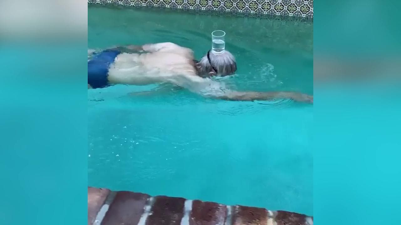 Mark Spitz vince la sfida lanciata da Ledecky: a 70 anni nuota con un bicchiere in testa
