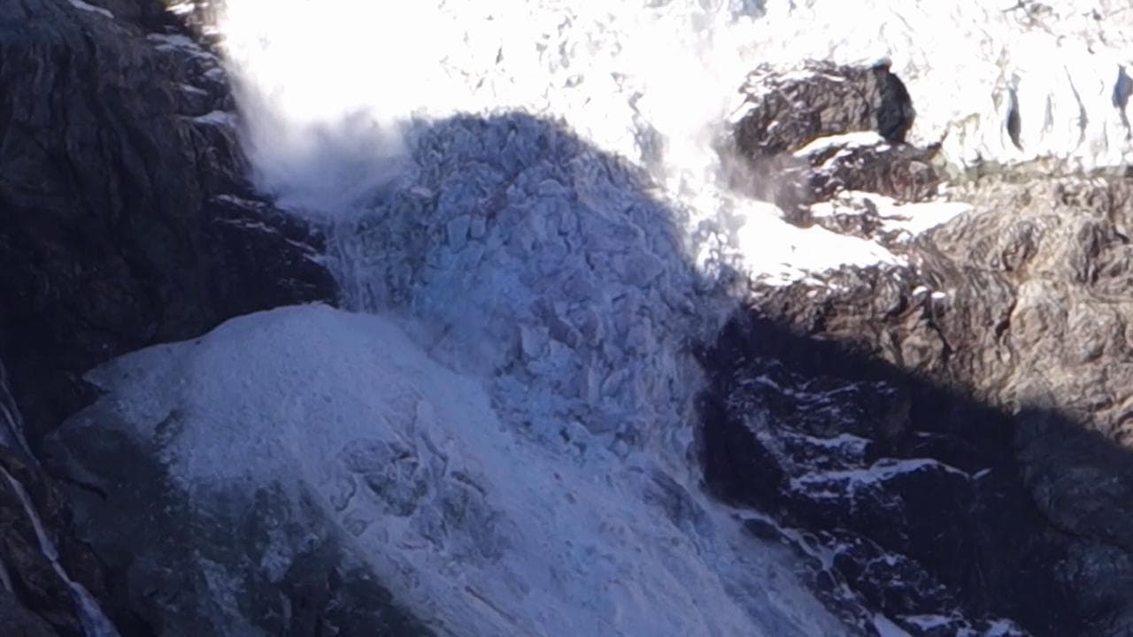 Svizzera, frana il ghiacciaio Turtmann: il momento del crollo