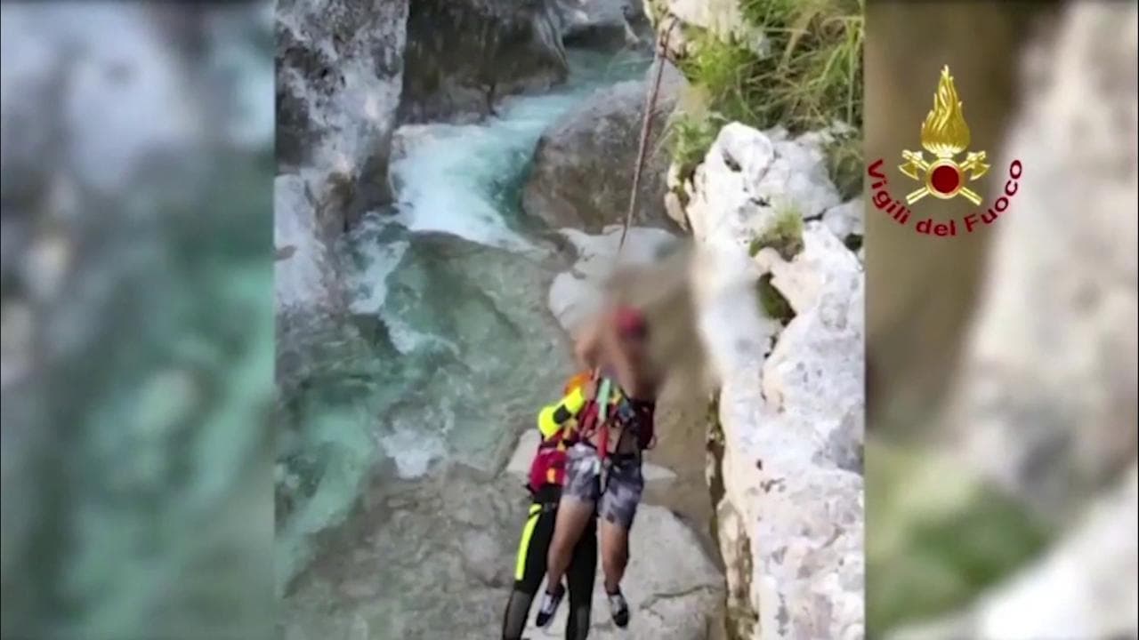 Pordenone, ragazzo scivola sulle rocce in una gola: il salvataggio dei vigili del fuoco