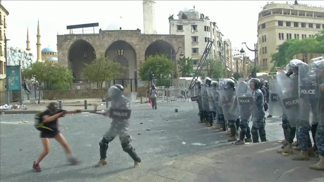 Beirut, il sabato della collera: lancio di sassi e lacrimogeni tra manifestanti e polizia