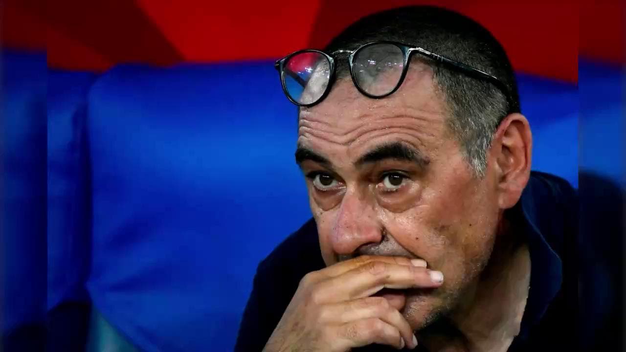 Juve, Sarri esonerato: le reazioni social tra #sarriout, ironia e qualche tifoso che lo difende