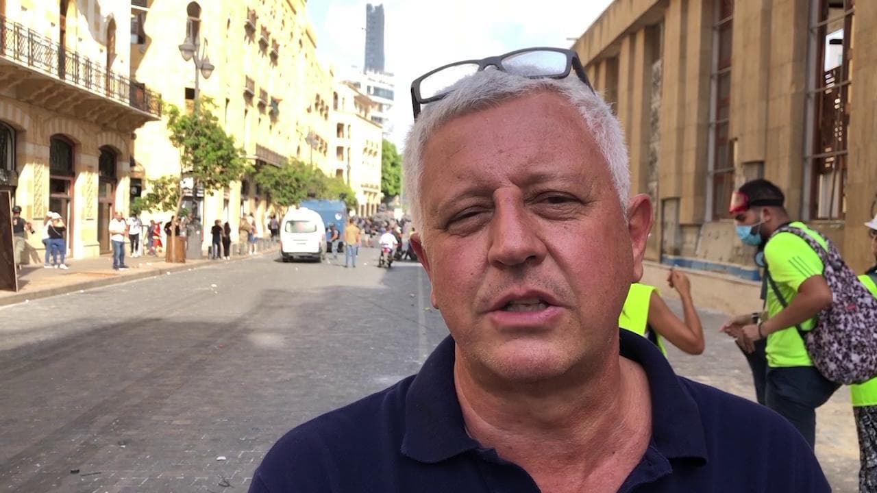 Beirut, il sabato della collera. Nigro dalle strade della capitale: "Protesta contro tutti i partiti. Polizia spara lacrimogeni di continuo"