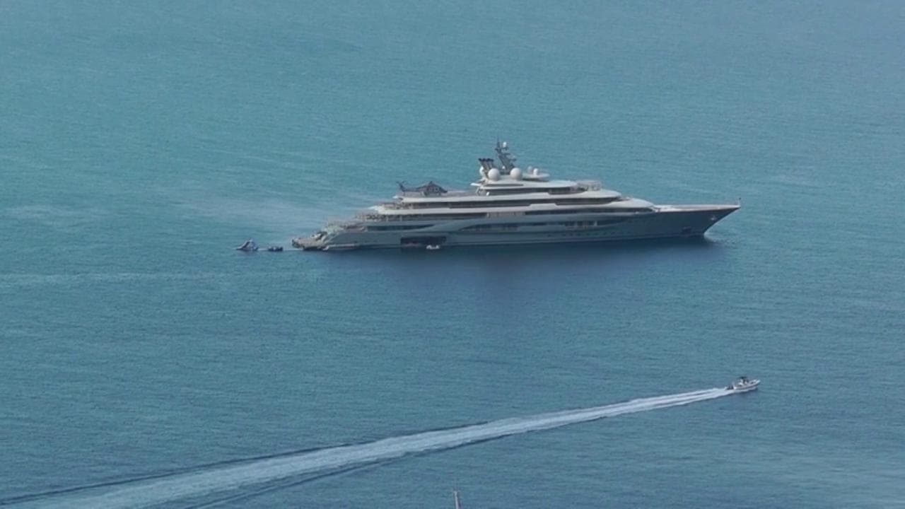 Avvistato a Capri il Flying Fox: è il giga yacht a noleggio più grande del mondo