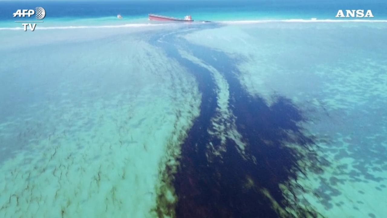 Mauritius, nave incagliata: la scia nera nelle acque cristalline