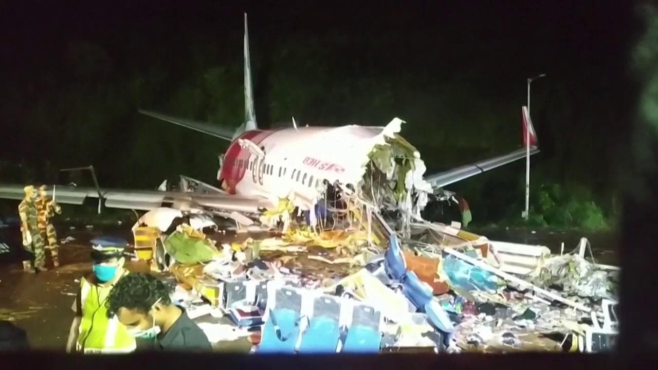 India, Kerala: l'aereo spezzato in due nella vallata accanto alla pista