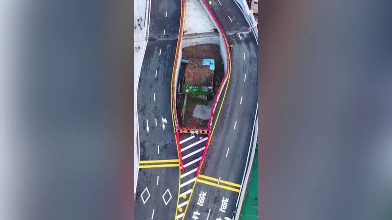 Cina, la piccola casa al centro del ponte: la proprietaria non ha voluto vendere