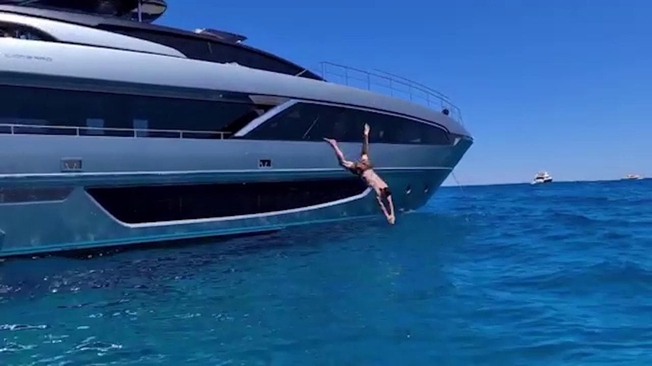 "Leone sulla terra, squalo in mare", ma il tuffo di Ibrahimovic dallo yacht è un flop
