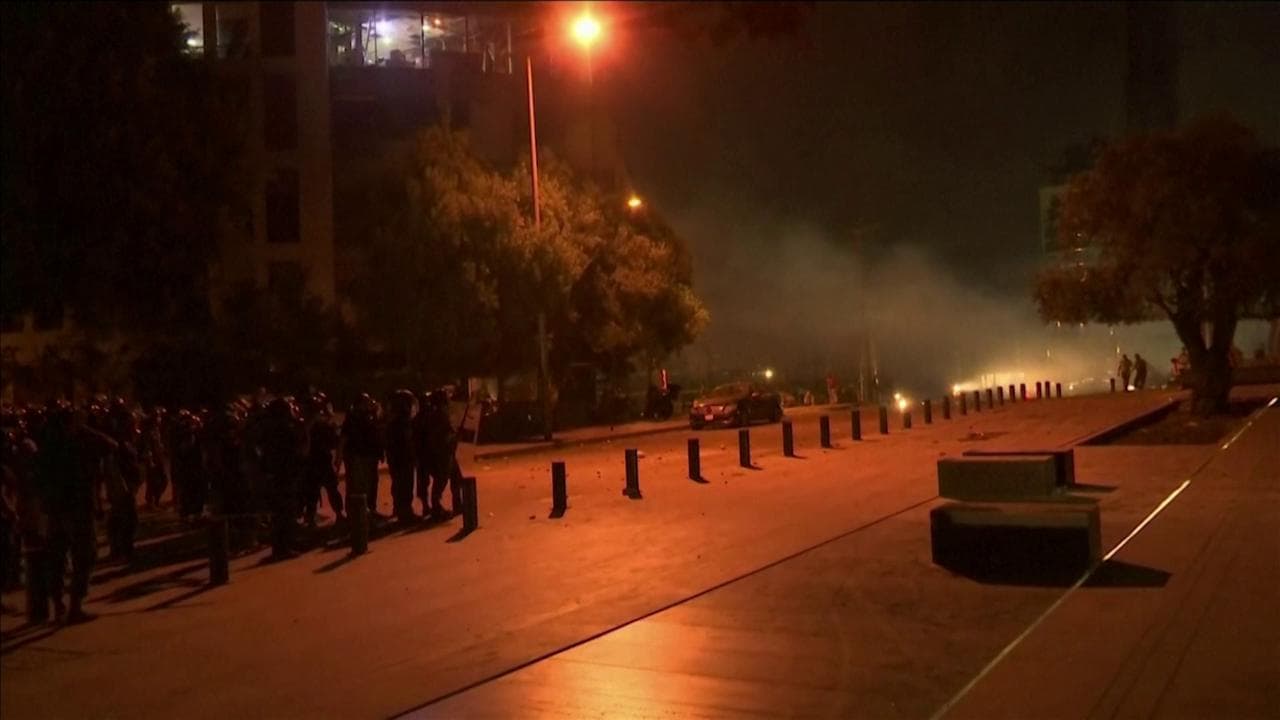 Beirut, scontri vicino al Parlamento: polizia spara gas lacrimogeni contro i manifestanti