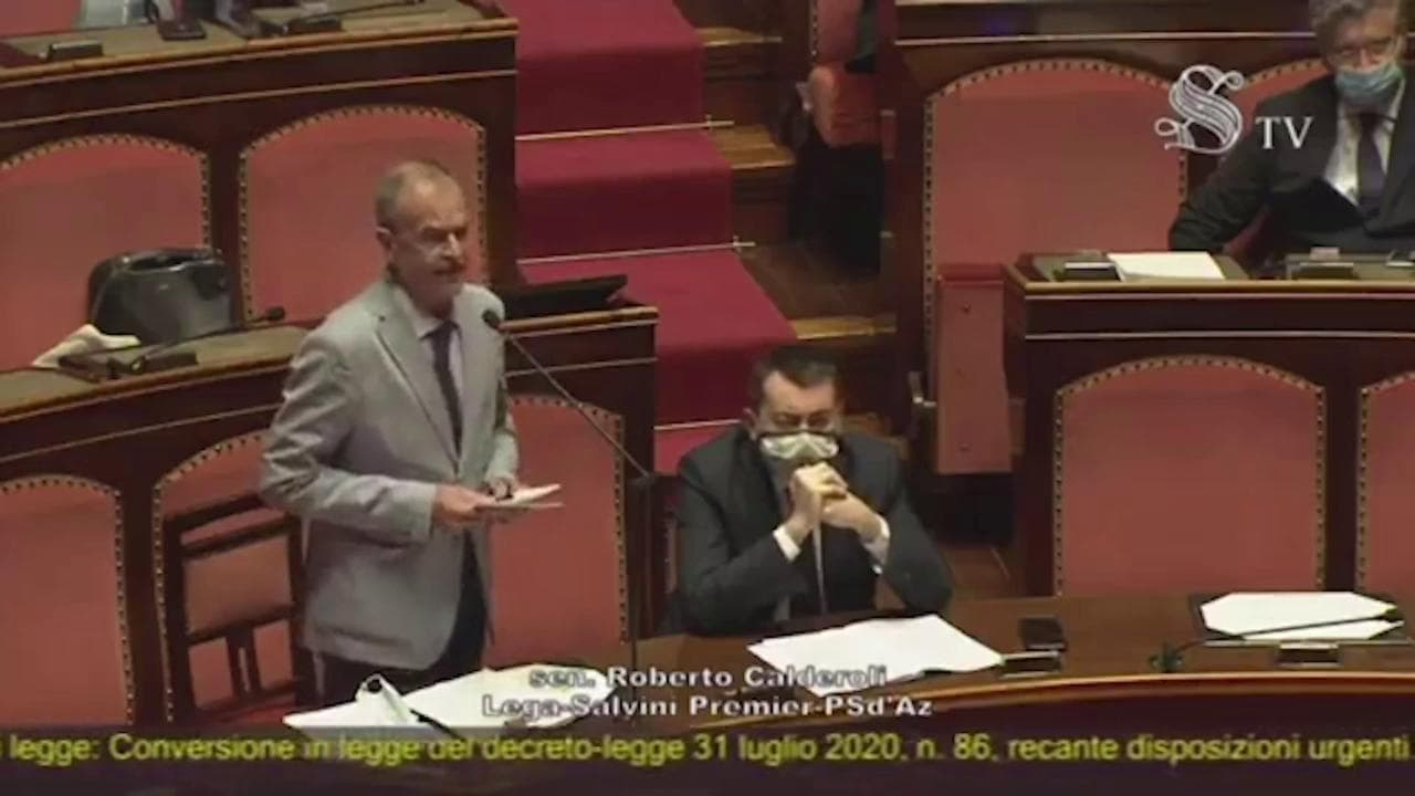 Doppia preferenza di genere, la teoria di Calderoli: "Il maschio è infedele e si porta il voto di quattro signore"