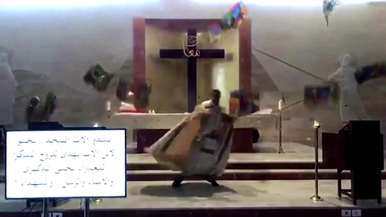 Libano, la fuga del prete dalla chiesa dopo l'esplosione tra i vetri in frantumi