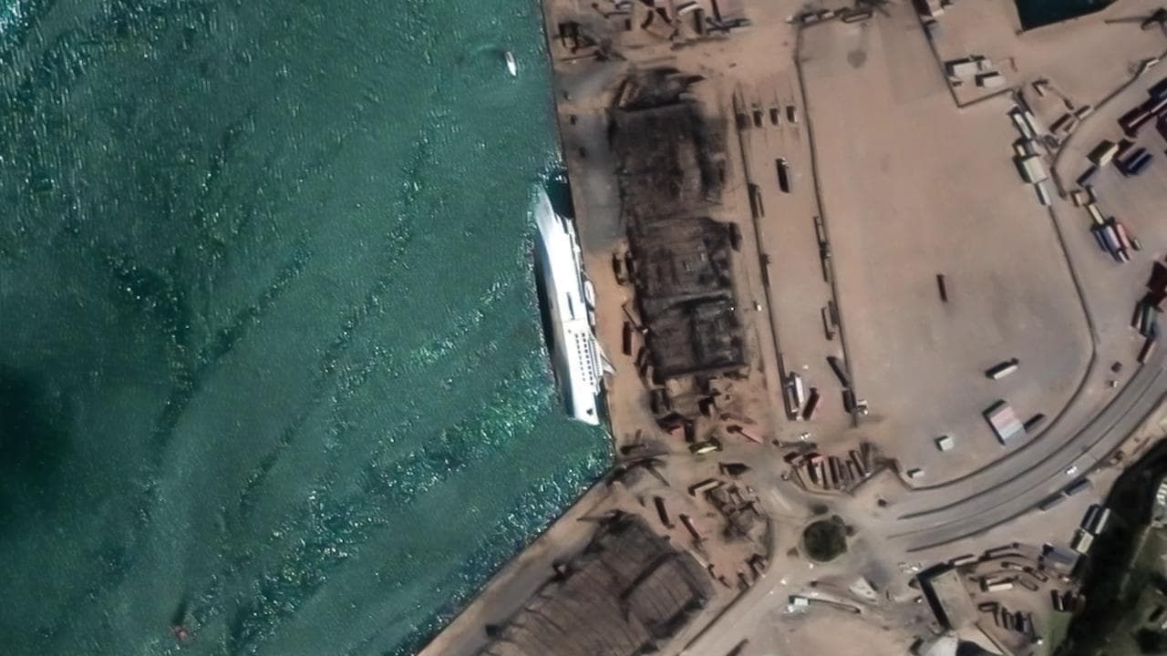 Beirut, la nave da crociera rovesciata dall'esplosione