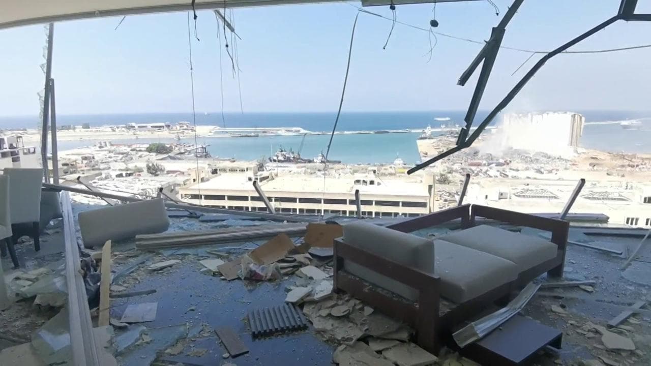 Beirut, affaccio sulla devastazione: la vista dall'appartamento di lusso vicino al porto