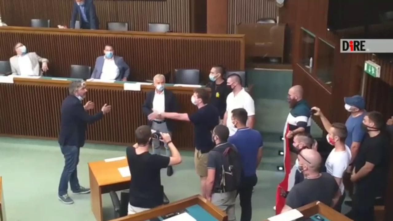 Trieste, il consigliere della Lega a esponenti Casapound: "I migranti? Io gli sparerei"